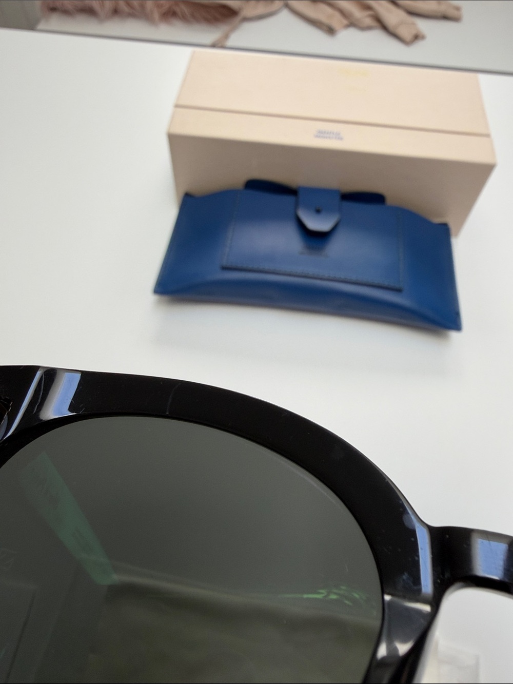 GENTLE MONSTER Black Cat-Eye Sunglasses with Blue Case - Picture 6 of 11